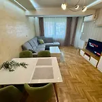 Modern & Elegant With Free Parking Lejlighed