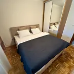 Modern & Elegant With Free Parking *