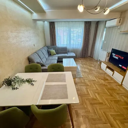 Modern & Elegant With Free Parking Apartament