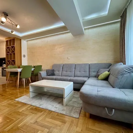 Modern & Elegant With Free Parking Apartament *