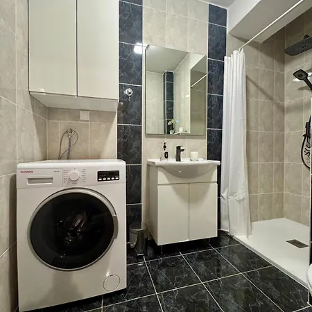 Modern & Elegant With Free Parking Apartment *