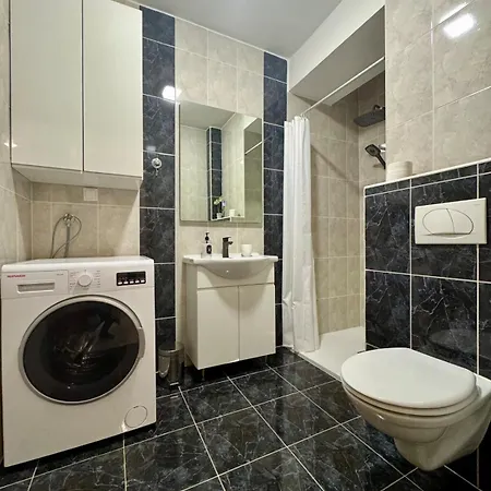 Modern & Elegant With Free Parking Apartament