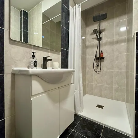 Apartment Modern & Elegant With Free Parking