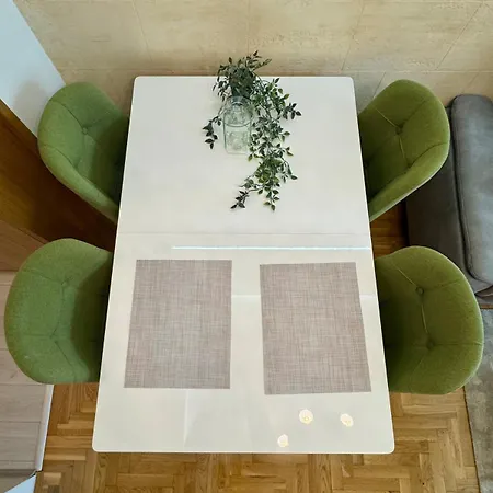 Modern & Elegant With Free Parking Apartment *