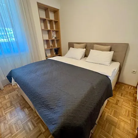 Modern & Elegant With Free Parking Apartament