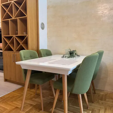 Modern & Elegant With Free Parking Apartment *